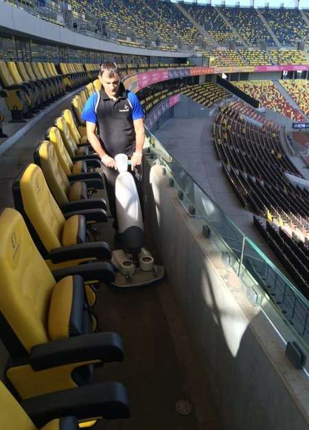 https://aerofm.ro/wp-content/uploads/2021/04/curatenie-stadion-national-arena-handyman-international-3-720x1000-1.jpeg