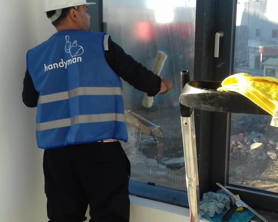 https://aerofm.ro/wp-content/uploads/2021/05/curatenie-post-constructor-santier-porr-construct-bucuresti-handyman-international-3-900x720-1.jpg