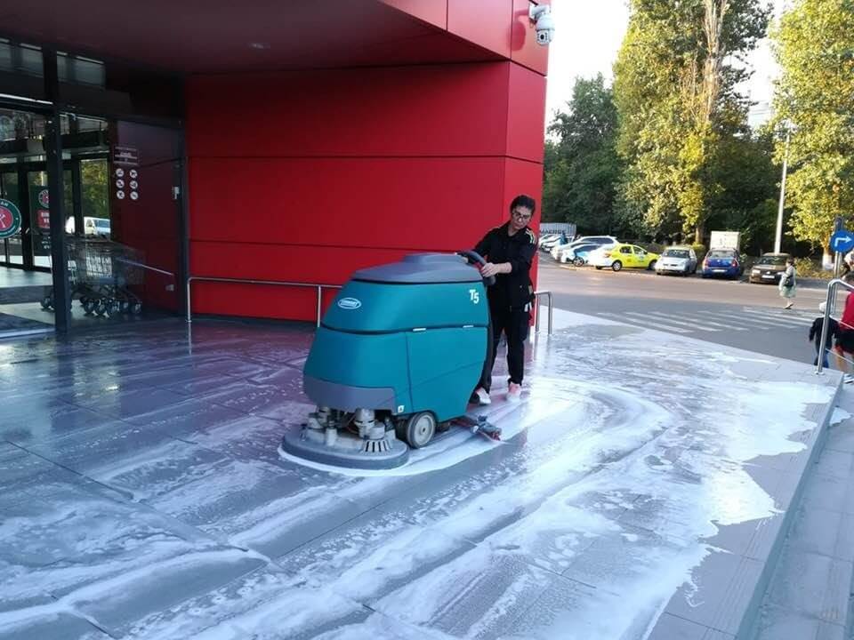 https://aerofm.ro/wp-content/uploads/2021/05/servicii-curatenie-1-iris-mall-titan-handyman-international-960x720-1.jpg